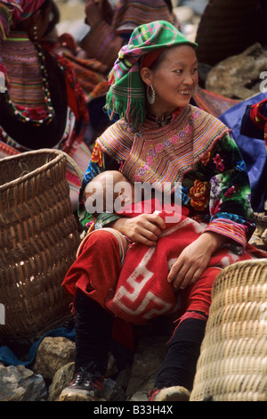 Un fiore Hmong / Miao donna in un colorato mercato in Vietnam del Nord. Foto Stock