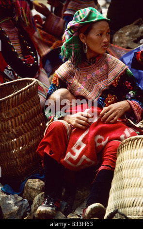 Un fiore Hmong / Miao donna in un colorato mercato in Vietnam del Nord Foto Stock