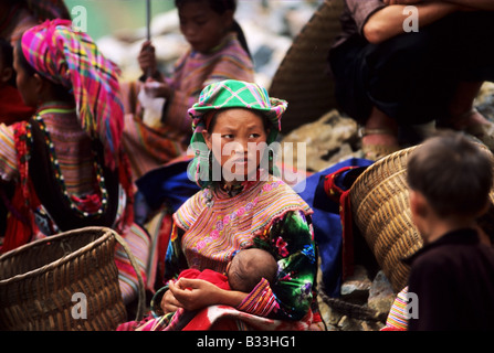 Un fiore Hmong / Miao donna in un colorato mercato in Vietnam del Nord. Foto Stock