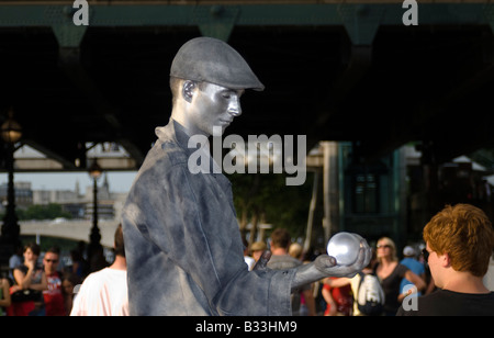 Colore argento Street performer sulla South Bank di Londra Inghilterra Foto Stock