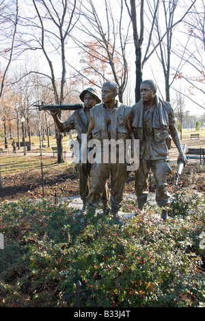 Scultura di tre soldati presso il Memoriale dei Veterani del Vietnam sul Mall di Washington DC. Foto Stock