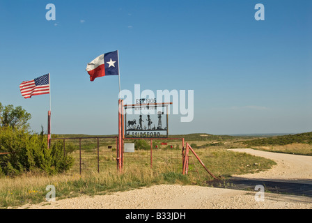 Texas Panhandle Plains Ranch storico in continuo funzionamento agricoli dalla stessa famiglia da oltre cento anni le bandiere di segno Foto Stock