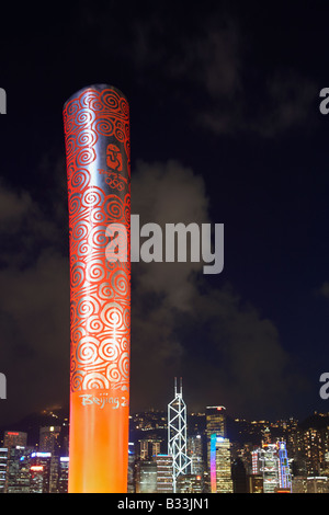 La replica della fiaccola olimpica utilizzati ai Giochi Olimpici di Pechino sul lungomare di Kowloon, Hong Kong Foto Stock