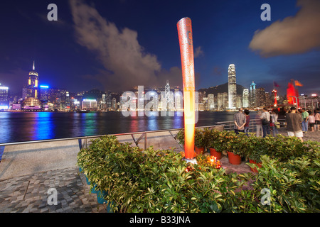 La replica della fiaccola olimpica utilizzati ai Giochi Olimpici di Pechino sul lungomare di Kowloon, Hong Kong Foto Stock