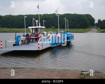 Traghetti locali sul fiume Maas Arcen Limburgo, Paesi Bassi Foto Stock