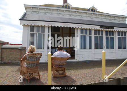 Coppia matura al di fuori della loro casa sulla spiaggia in Domburg Paesi Bassi Foto Stock