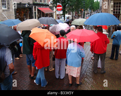 Tour guidato intorno a Delft centro città sotto la pioggia, Paesi Bassi Foto Stock