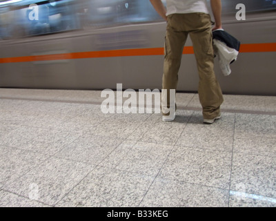 Fast metro treno nella stazione ferroviaria di Atene Foto Stock