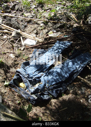 Due coppie di blu denim Jeans Pantaloni Pantaloni di sottobosco erba nel campo Foto Stock