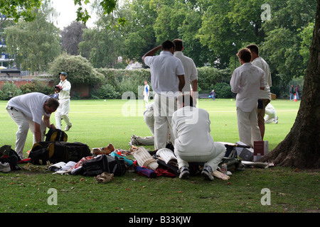 Il London Fields cricket team preparano per qualche domenica pomeriggio park cricket Foto Stock