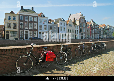 Tipiche case olandesi lungo la diga di Middelburg, Paesi Bassi Zeeland Foto Stock