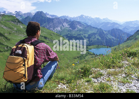 Escursionista presso il lago Alpsee Nebelhorn Oberstdorf Allgaeu Baviera Germania Foto Stock