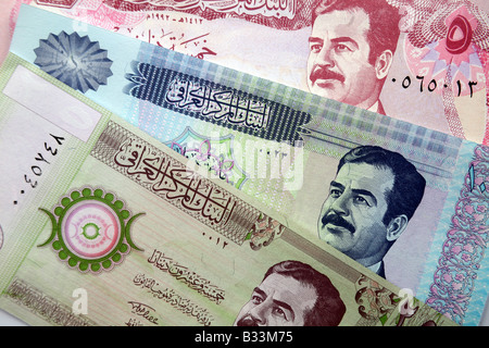 Dinar note dall'Iraq queste note sono del vecchio regime gestito da Suddam Hussein l ex dittatore Foto Stock