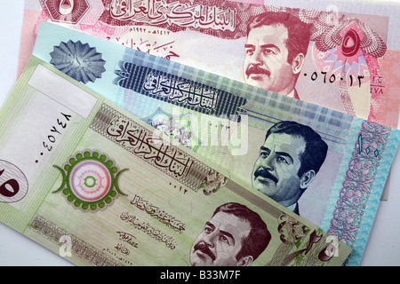 Dinar note dall'Iraq queste note sono del vecchio regime gestito da Suddam Hussein l ex dittatore Foto Stock