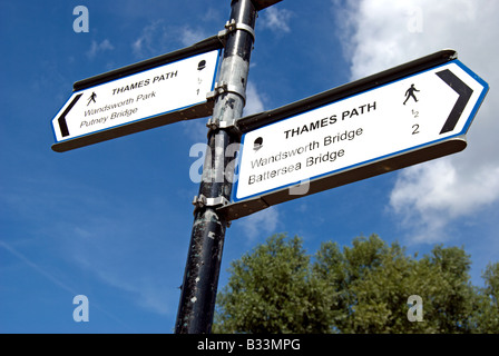 Thames Path segni con le direzioni di Wandsworth bridge e battersea bridge e wandsworth park e Putney Bridge di Londra Foto Stock