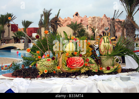 Il setup di tropical frutta e cibo a bordo piscina. Foto Stock