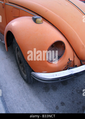 Old Dirty orange VW Beetle auto abbandonate in strada Foto Stock