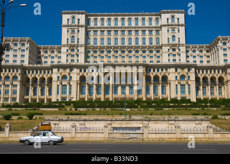 Dacia il rumeno auto passando Palace del palazzo del Parlamento a Bucarest Romania Europa Foto Stock