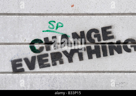 Cambiare tutto stencil graffiti serrande rivoluzione permanente della gioventù assetto urbano Manchester REGNO UNITO Inghilterra anarchismo Foto Stock