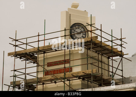 Grand Pavilion clocktower in riparazione, Porthcawl Esplanade Foto Stock