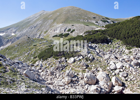 Il paesaggio come visto proveniente da Vihrens passare verso Banderitsa nel sito del Patrimonio Mondiale il Parco Nazionale di Pirin Bulgaria Foto Stock