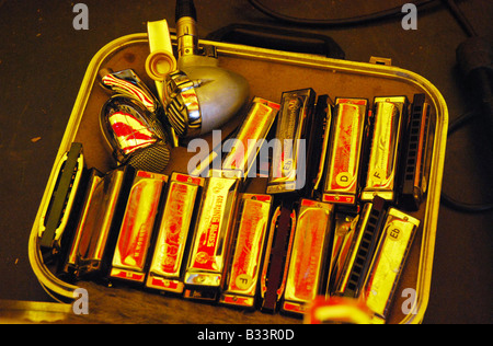 Harmonica caso e microfono sul palco Foto Stock