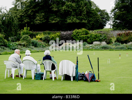 In attesa di giocare a Croquet ( Westmorland Croquet Club) a Levens Hall, Lake District, REGNO UNITO Foto Stock