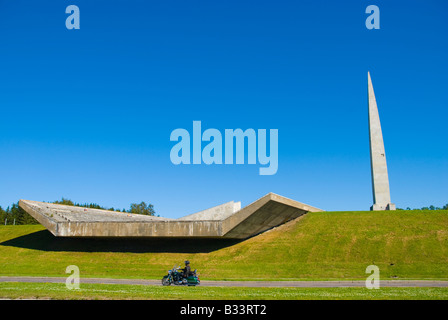 Harley Davidson Moto oltrepassando guerra sovietica memorial lungo Pirita tee road a Tallinn Estonia Europa Foto Stock