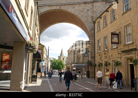 Gli amanti dello shopping su Church Street, Mansfield, Notts Foto Stock