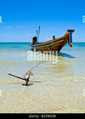 Barca dalla coda lunga con elemento di ancoraggio sulla spiaggia di Thong Nai Pan Yai, Koh Phangan, Thailandia JPH0070 Foto Stock