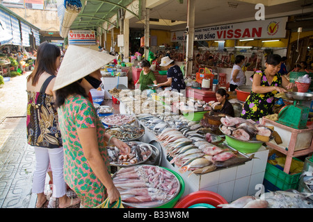 La donna a un mercato vietnamita a Saigon, Vietnam Foto Stock