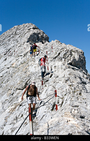 Gli alpinisti sulla cresta Koncheto vicino a Bansko nel sito del Patrimonio Mondiale il Parco Nazionale di Pirin Bulgaria Foto Stock