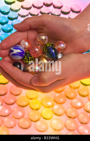 Mani biglie di vetro Foto Stock