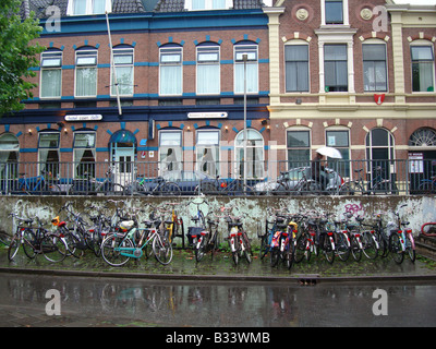 Studente di biciclette parcheggiate nella parte anteriore del case dello studente Delft Zuid Holland Olanda Foto Stock