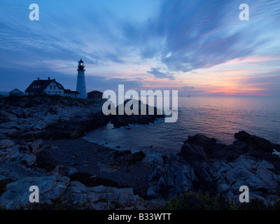 Fort Williams faro sulla costa del Maine nelle prime ore del mattino al sorgere del sole Foto Stock