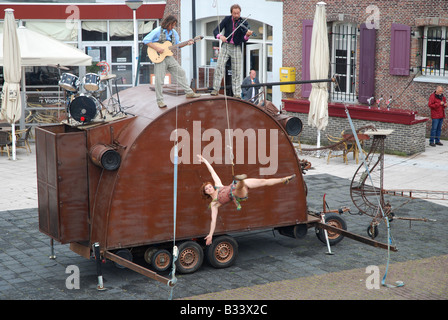 Circ Panic street Theatre agiscono al festival Onderstroom Vlissingen Paesi Bassi Foto Stock