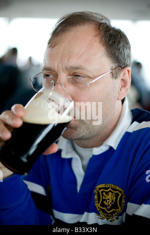 La pinta di Guinness ubriachezza mediante l uomo nella circolare Gravity Bar in cima alla Guinness Storehouse in birreria a Dublino Foto Stock