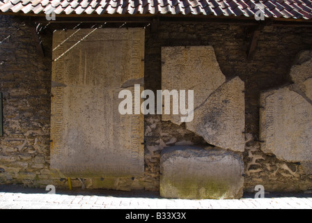 Antiche lapidi da St Catherines convento domenicano lungo St Catherines passaggio nella città vecchia di Tallinn Estonia Europa Foto Stock