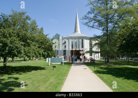 Chiesa congregazione lasciando San Vincenzo de' Paoli chiesa cattolica dopo la messa in Niagara sul Lago Ontario, Canada Foto Stock