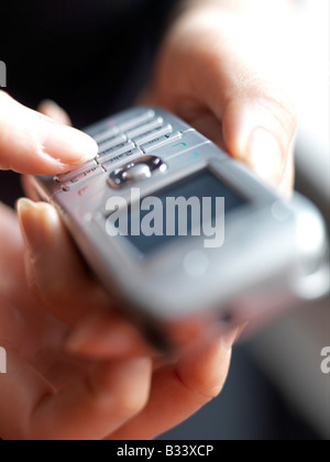 Una vista ravvicinata di mani femminili utilizzando un telefono cellulare Foto Stock