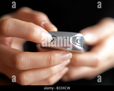 Una vista ravvicinata di mani femminili utilizzando un telefono cellulare Foto Stock