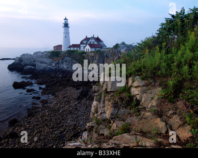 Fort Williams faro sulla costa del Maine nelle prime ore del mattino al sorgere del sole Foto Stock