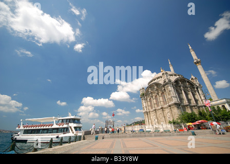 ISTANBUL. Il lungomare a Ortakoy sulla riva europea del Bosforo. Foto Stock