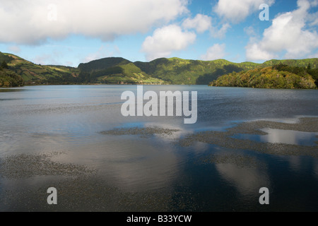 Lagoa Azul (lago blu) vicino a Sete Cidades sull isola Sao Miguel nelle Azzorre Foto Stock