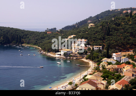 Il pittoresco villaggio di KALAMI sulla costa nordorientale di Corfù. Il greco isola del mar Ionio. Foto Stock