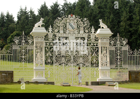 Il magnifico cancelli in ferro battuto all'ingresso Chirk Castle in Galles Foto Stock