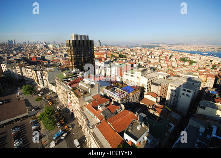 ISTANBUL, Turchia. Occhio di un uccello sopra la Pera quartiere di Beyoglu, con il Bosforo nella distanza. 2008. Foto Stock