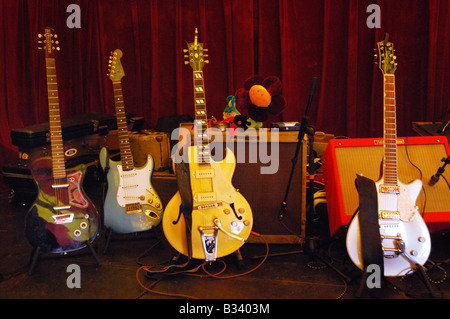 Varie chitarre elettriche sul palco, compreso un rinomato GIBSON ES295 riemissione Foto Stock