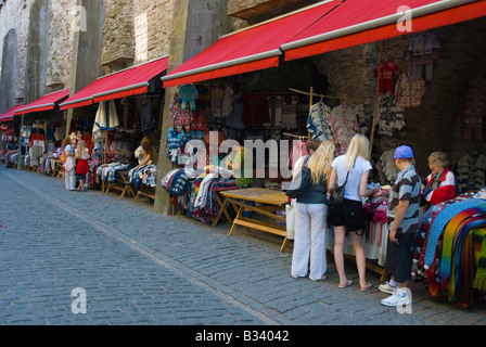 Bancarelle lungo Müürivahe vendono vestiti di lana a Tallinn Estonia Europa Foto Stock