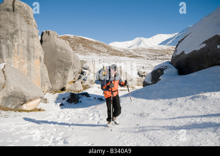 Escursioni invernali a Castle Hill Rocks in Nuova Zelanda Canterbury high country Foto Stock